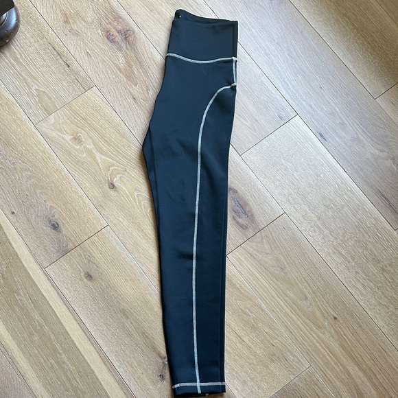Tan & Lines Black Athletic Leggings with Contrast Stitching never worn - Picture 2 of 4